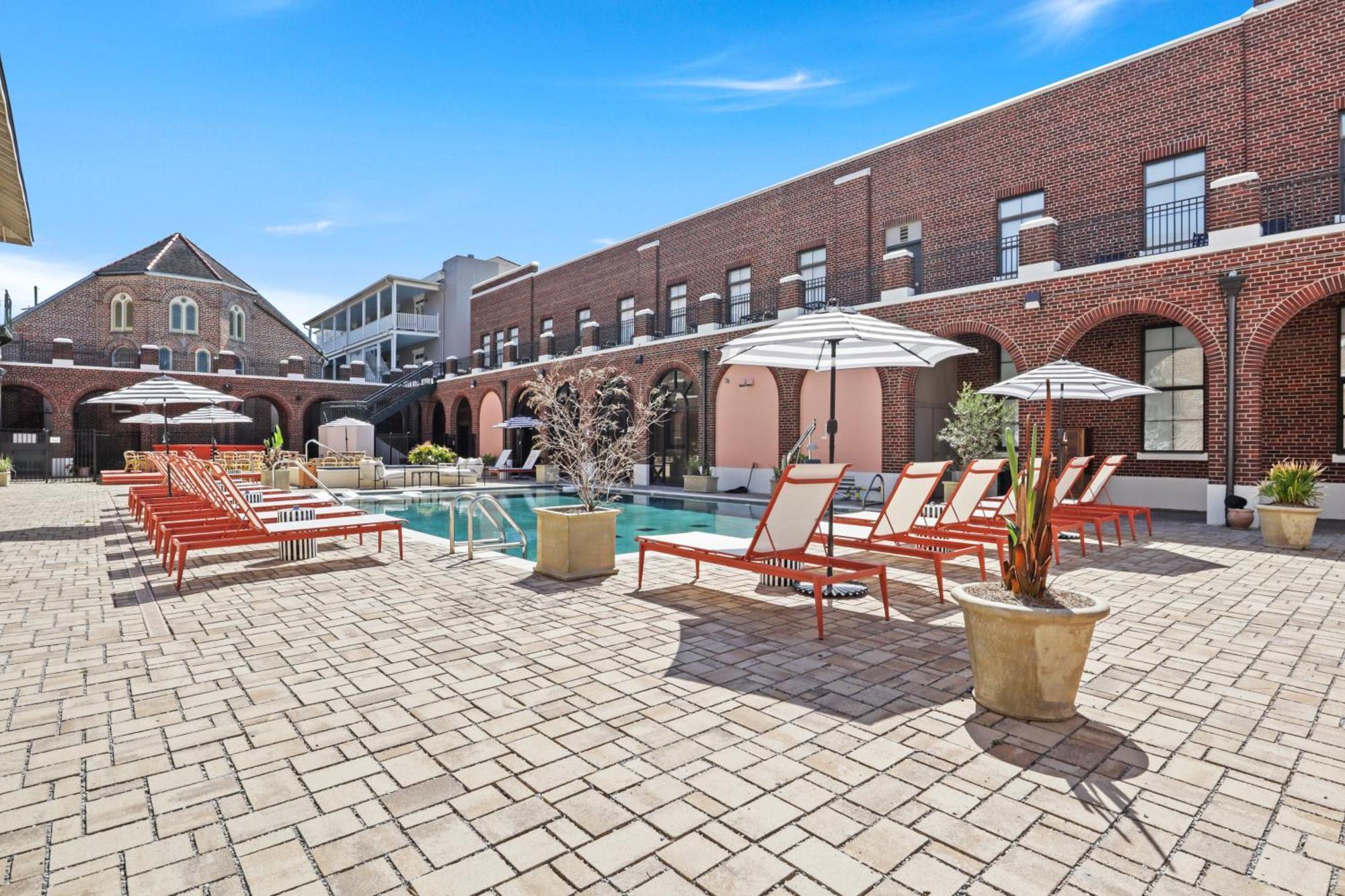 Bywater Apartahotel
