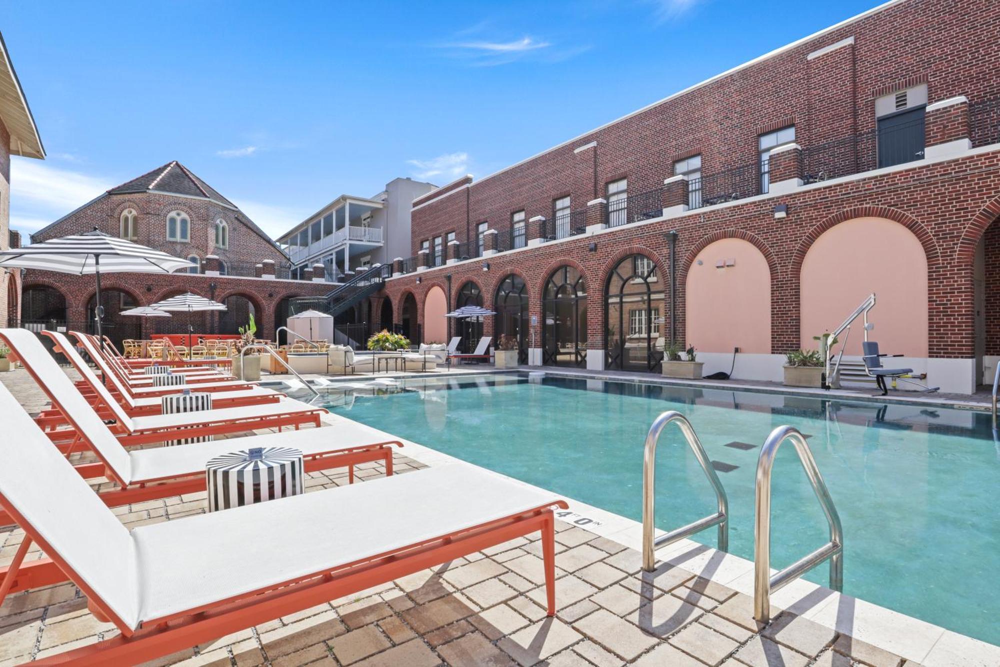 Bywater Apartahotel